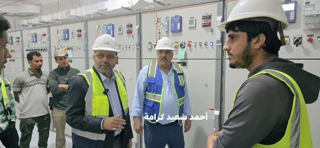 وزير الكهرباء خلال تفقده المحطة الشمسية بعدن 