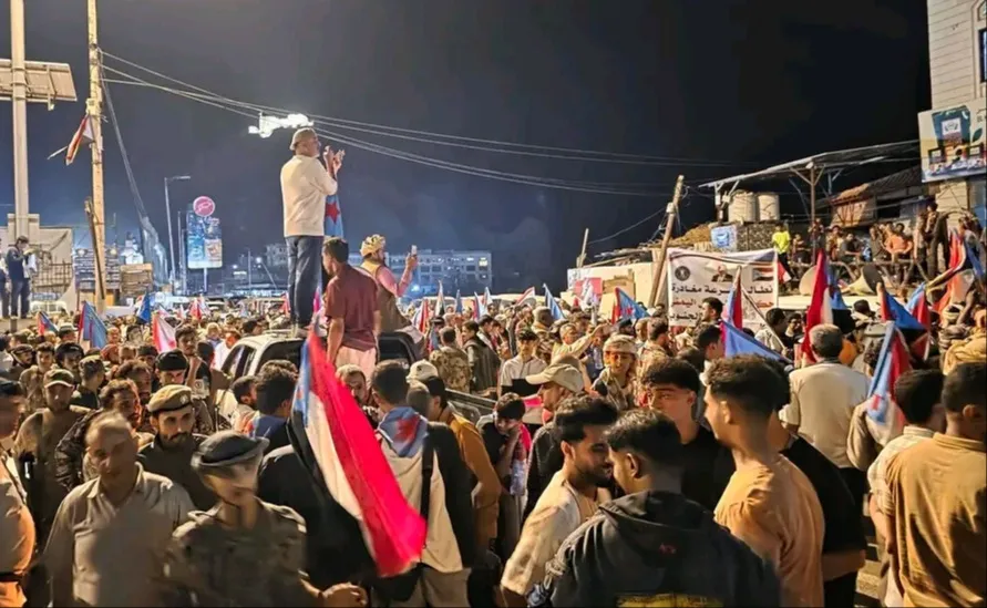 من تجمع أنصار الانتقالي المنحل أمام قصر معاشيق الرئاسي في عدن 