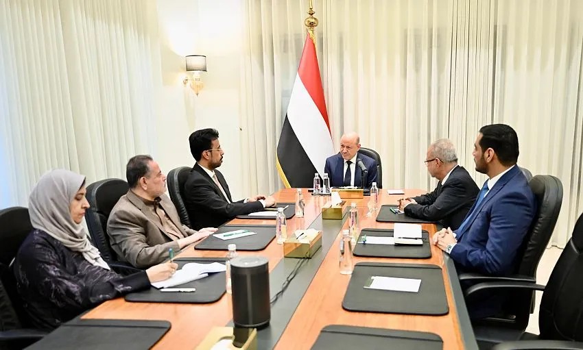 العليمي: لن نسمح بعودة سياسة الابتزاز.. وأي سلام يجب أن يعيد الدولة وينهي السلاح خارج مؤسساتها