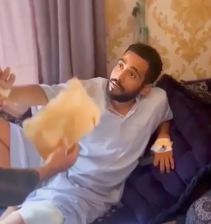 "اشتروا بها ذخيرة".. جريحان من قوات الجيش في تعز يتبرعان بدعم مالي رئاسي لصالح الجبهات