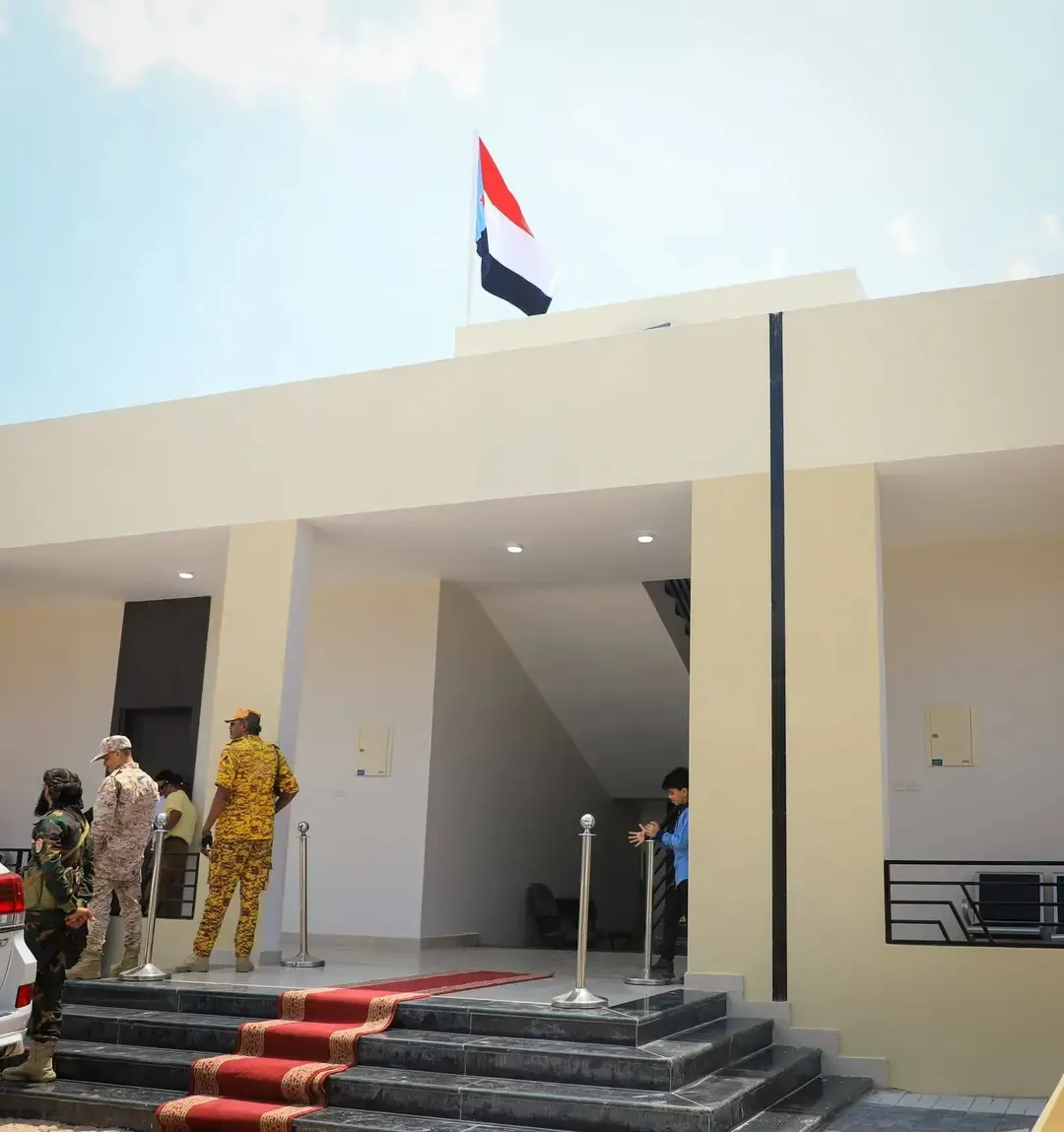 علم الانفصال يرفرف فوق مبنى السلطة  المحلية بالتواهي بعدن