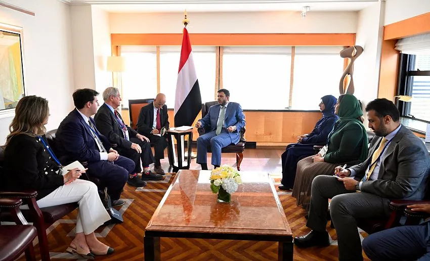 سيناتور أمريكي: دعم الحكومة اليمنية يجب أن يبدأ من تأمين مضيق باب المندب