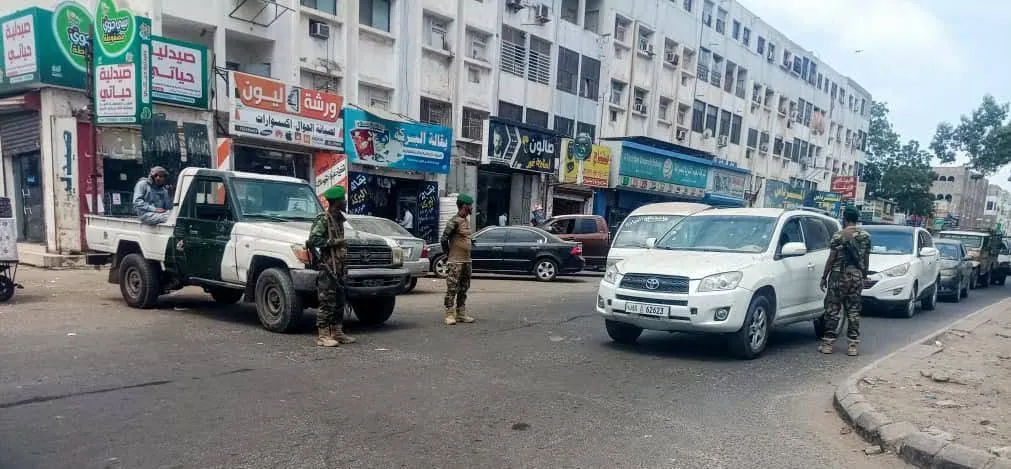 قوات أمنية في عدن تتحدث عن التحقيق مع ضابط عقب تسريب صوتي "لا أخلاقي"
