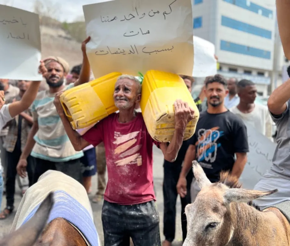 بقنينات ماء فارغة و"حمير".. محتجون في عدن ينددون باستمرار أزمة المياه ويطالبون بحلول عاجلة