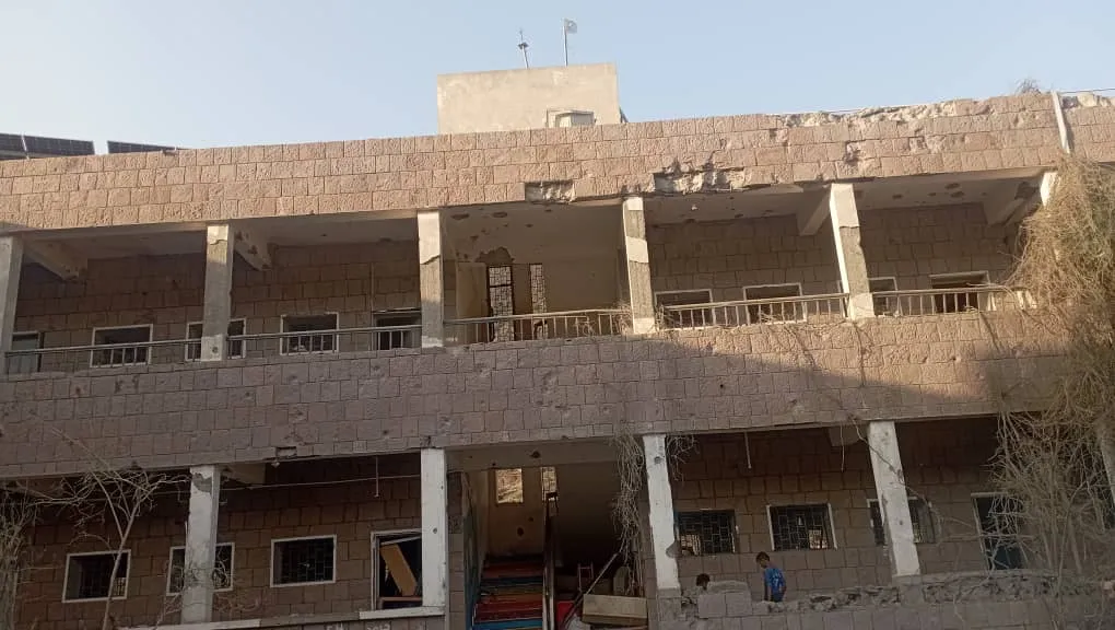 أضرار بقصف حوثي لمدرسة تحولت إلى مأوى للنازحين في مضاربة لحج