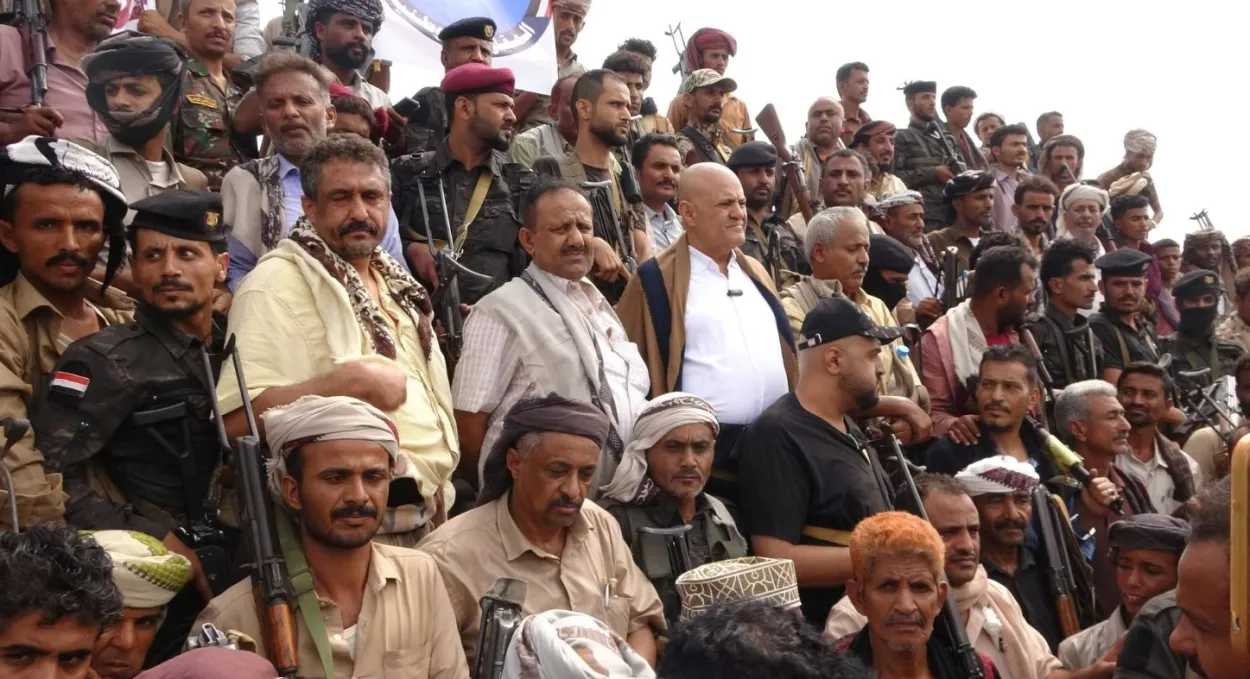 مسيرة جماهيرية في الوازعية بتعز تطالب بفك الحصار عن المحافظة وتؤكد دعم استكمال معركة التحرير