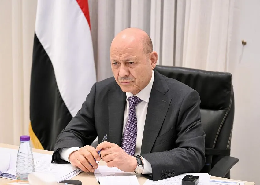 العليمي: الحوثيون يقامرون بمصالح اليمن.. والحكومة ماضية في الردع وحماية الملاحة الدولية