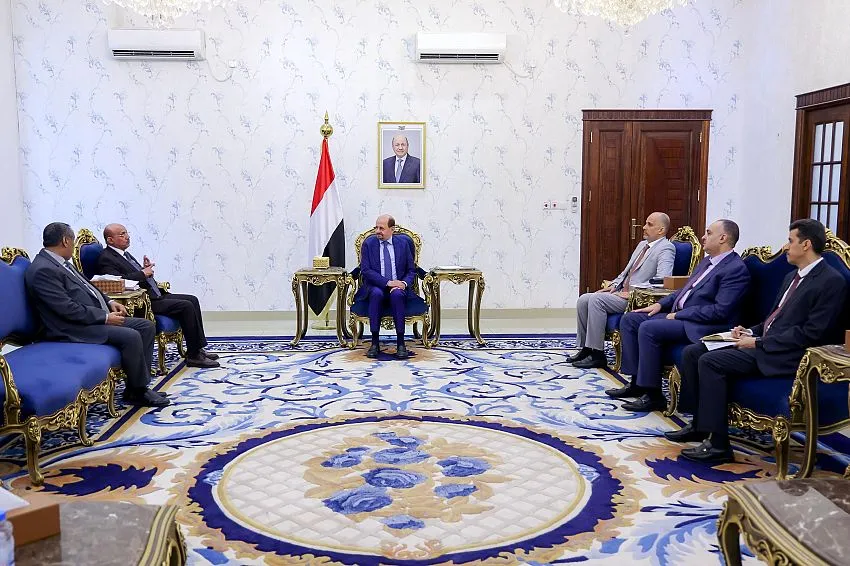 رئيس الحكومة يجتمع بمحافظ البنك ووزير المالية 