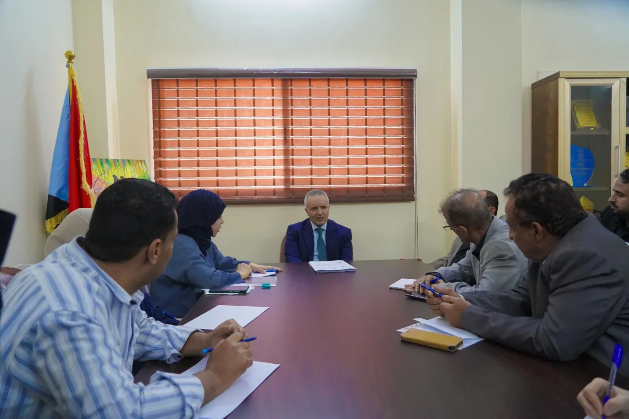 وزير الشؤون الاجتماعية يرفع علم الانفصال في اجتماعه  الحكومي