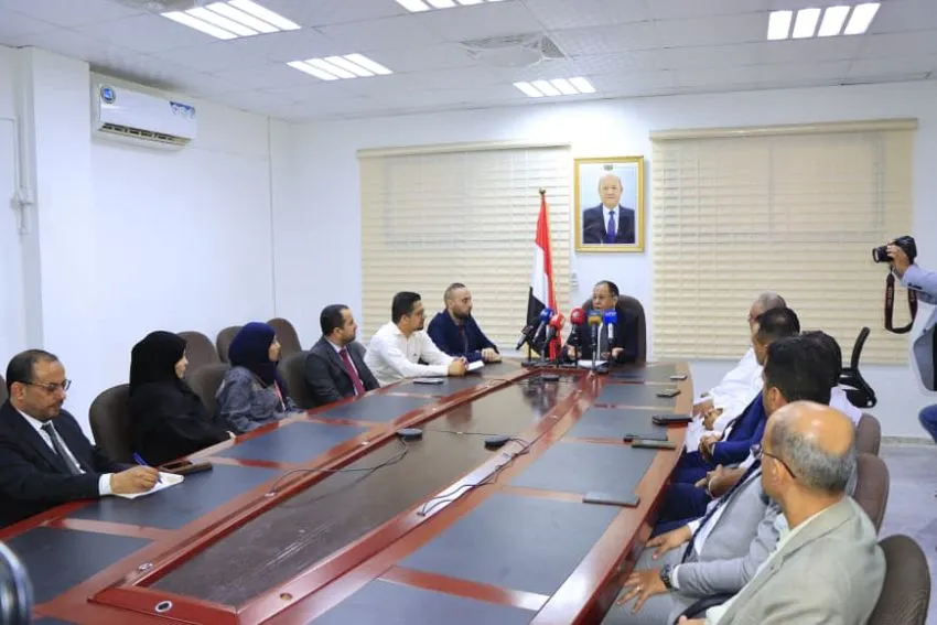 وزير الصناعة الأشول يعقد اجتماعاً بممثلي بنوك التمويل