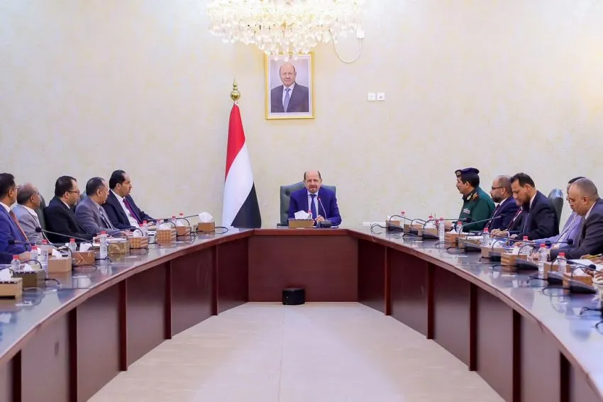 الحكومة اليمنية تعتمد خطة طوارئ لمواجهة تداعيات التصعيد الحوثي في البحر الأحمر