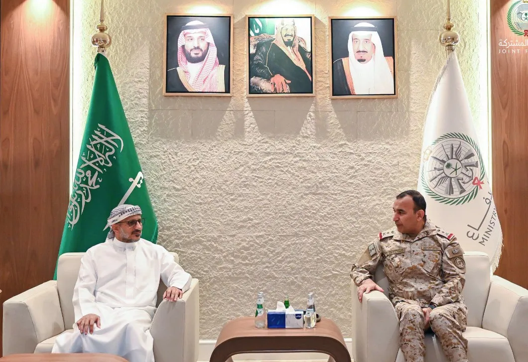 بعد سقوط المخا.. "طارق صالح" يظهر في لقاء عسكري بالرياض بملابس مدنية ويتحدث عن إعادة تأهيل قواته