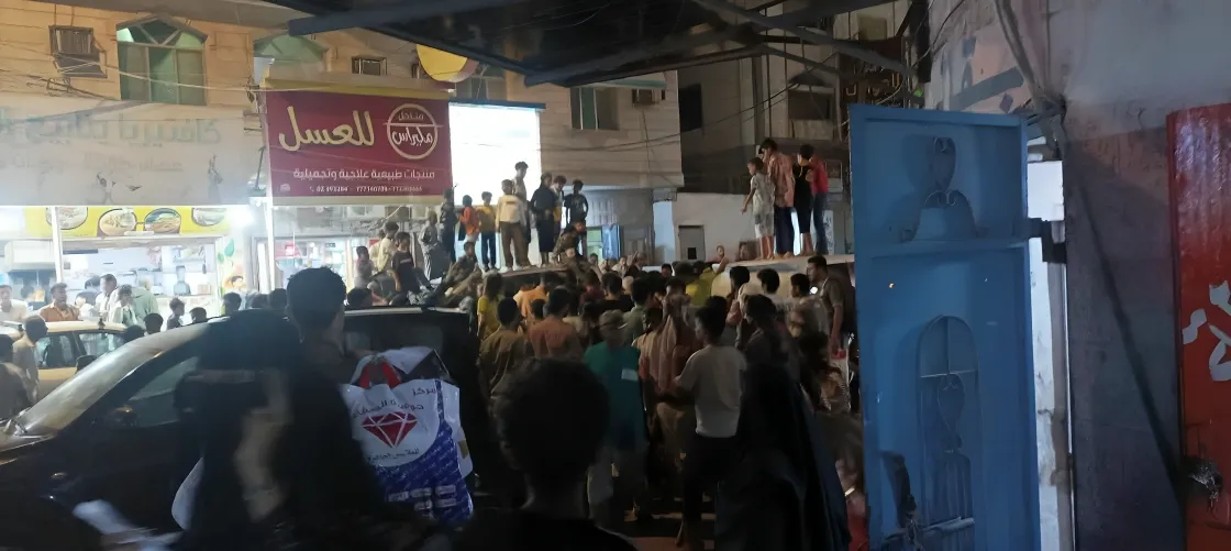تجمهر المواطنين بعد حادثة إلقاء الشاب لنفسه - عدن