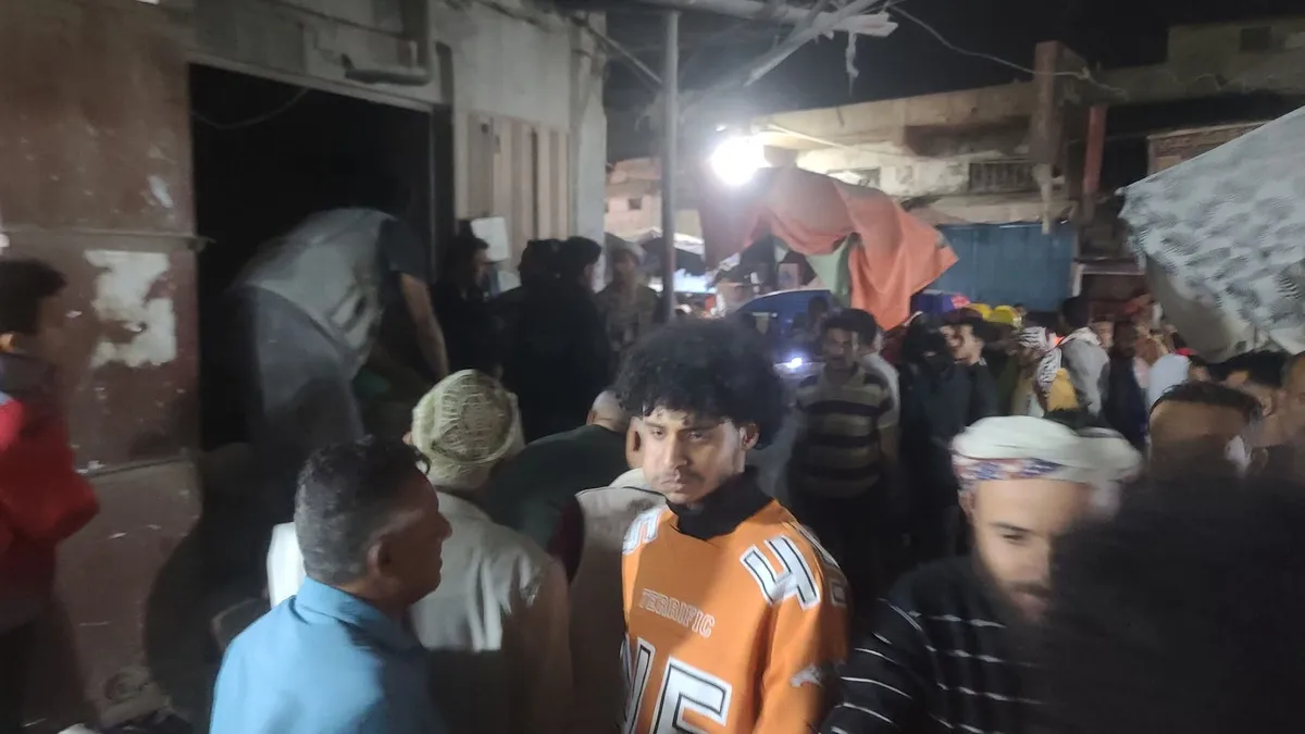 مواطنون تجمعوا في مسرح الجريمة 