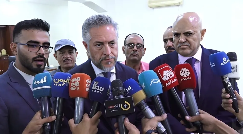 سفير الاتحاد الأوروبي أثناء حديثه لوسائل الإعلام في تعز 
