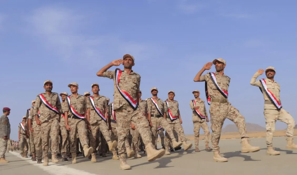 جنود من الجيش اليمني في عرض عسكري بمأرب - أرشيفية 