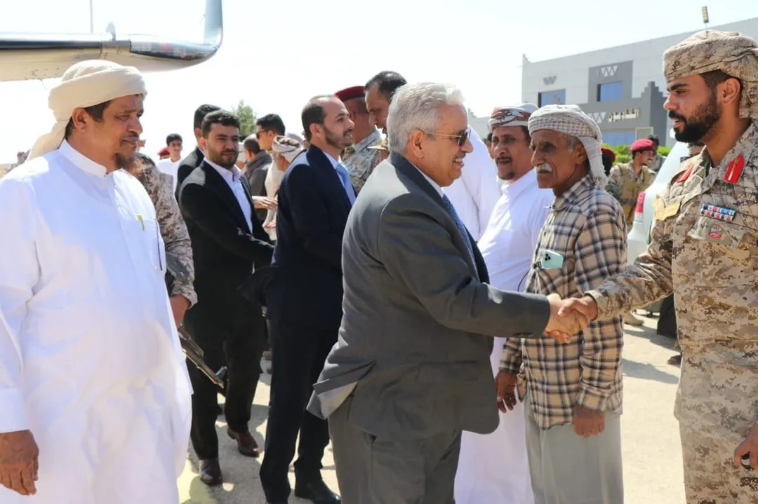 اللواء عيضة خلال وصوله المهرة