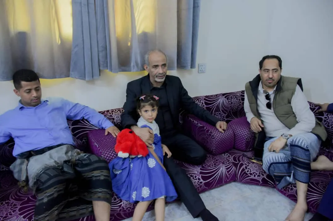 محمود الصبيحي ونايف البكري مع أبناء الدكتور الشاعر 