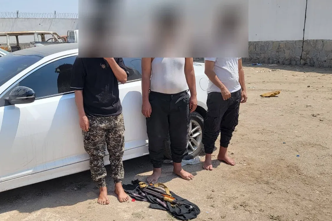 صورة نشرها أمن عدن تظهر 3 من المضبوطين 