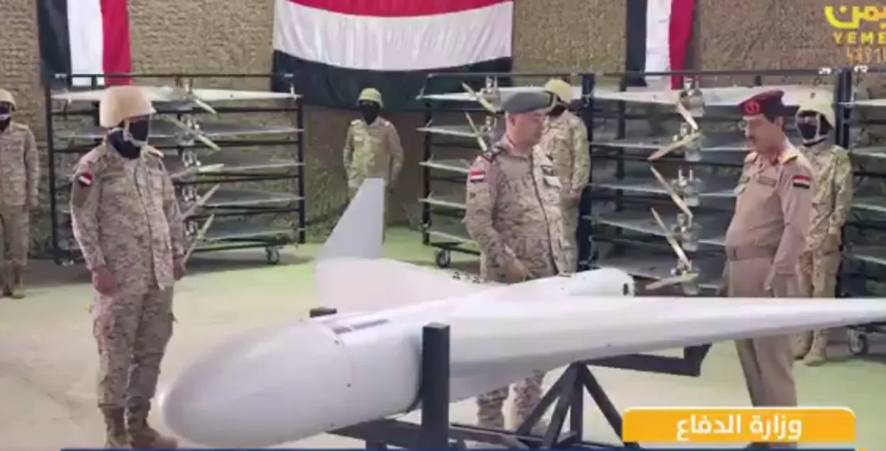 الجيش اليمني يكشف للمرة الأولى عن طائرات مسيّرة ووزير الدفاع يطلق على إحداها تسمية "جبل عيبان"