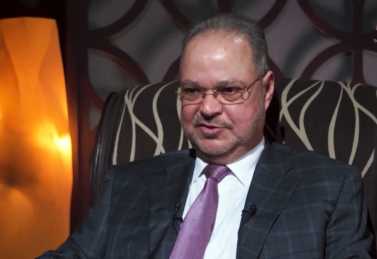 مستشار رئاسي يتهم مسؤولين يمنيين بتسريب معلومات للأجانب ويصفهم بـ "جواسيس بلا رخصة"