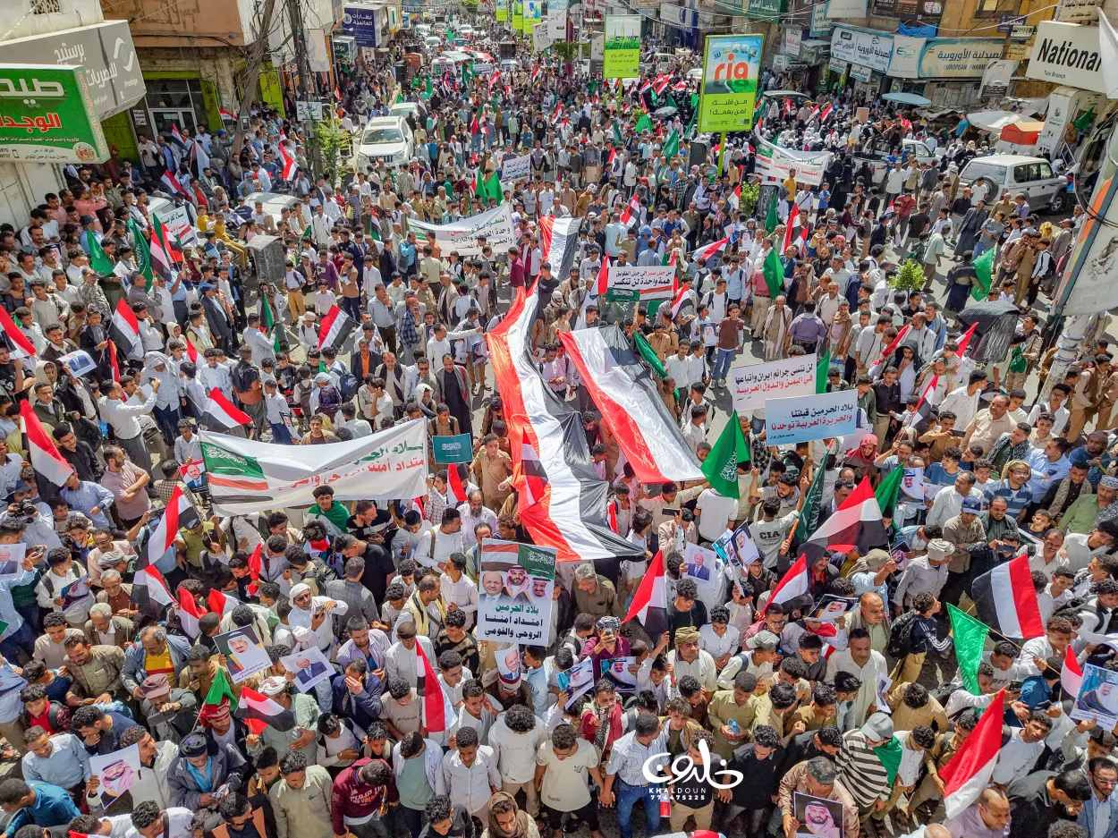 من الحشود الجماهيرية في تعز اليمنية دعماً للسعودية ضد اعتداءات إيران