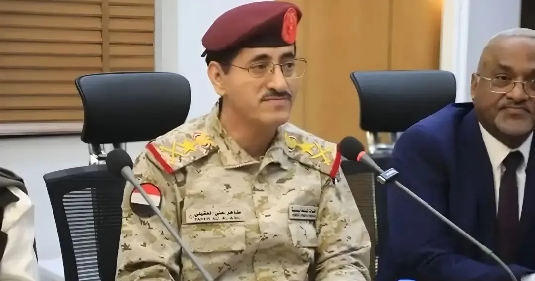 وزير الدفاع الفريق الركن طاهر العقيلي