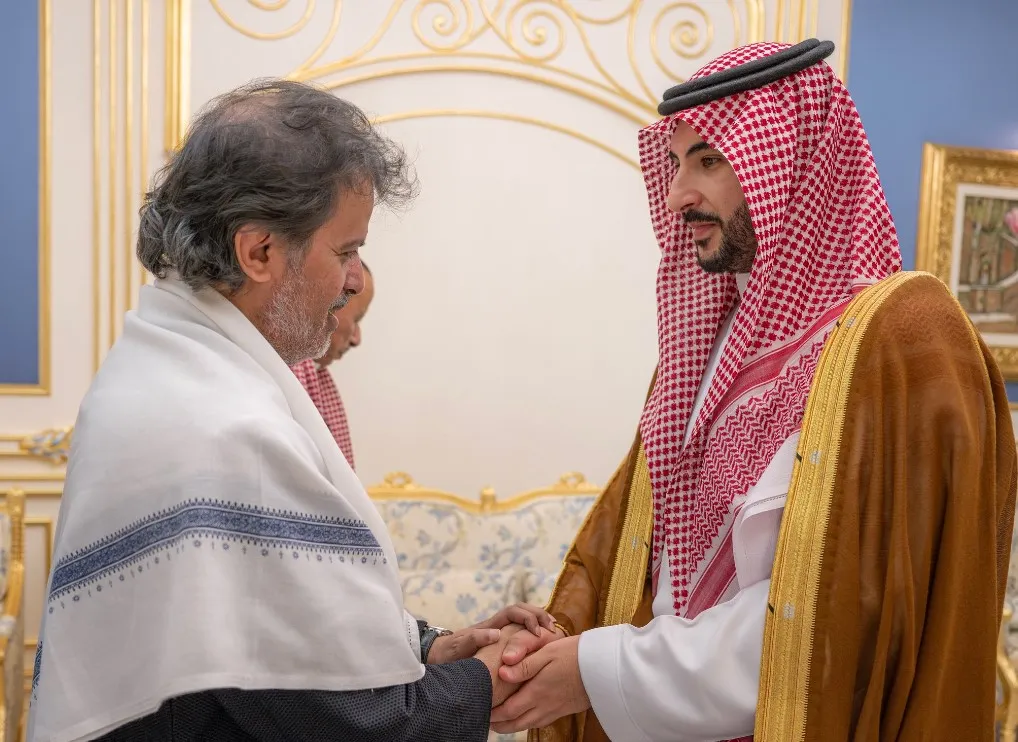 ممثلاً لقيادة المملكة.. وزير الدفاع السعودي يعزي أسرة "هادي" ويشيد بمواقفه وحرصه على أمن اليمن
