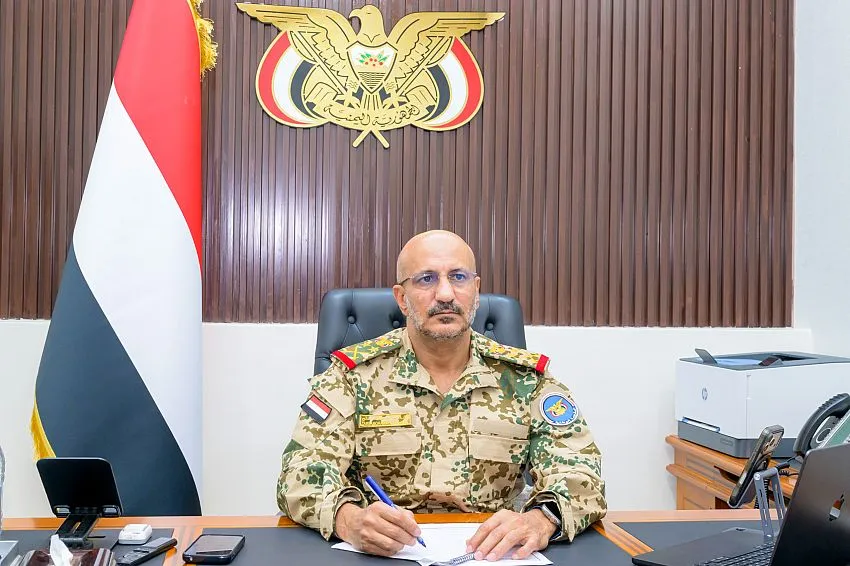 "طارق صالح" والحكومة يبحثان تعزيز جبهات الساحل في تعز والحديدة