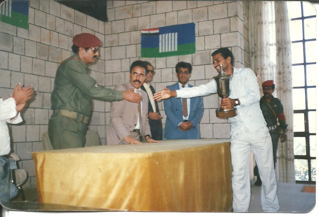 كابتن الشعب محمد الحمامي يتسلم كأس رئيس الجمهورية من قبل محافظ إب حينها صالح عباد الخولاني عام ٨٨